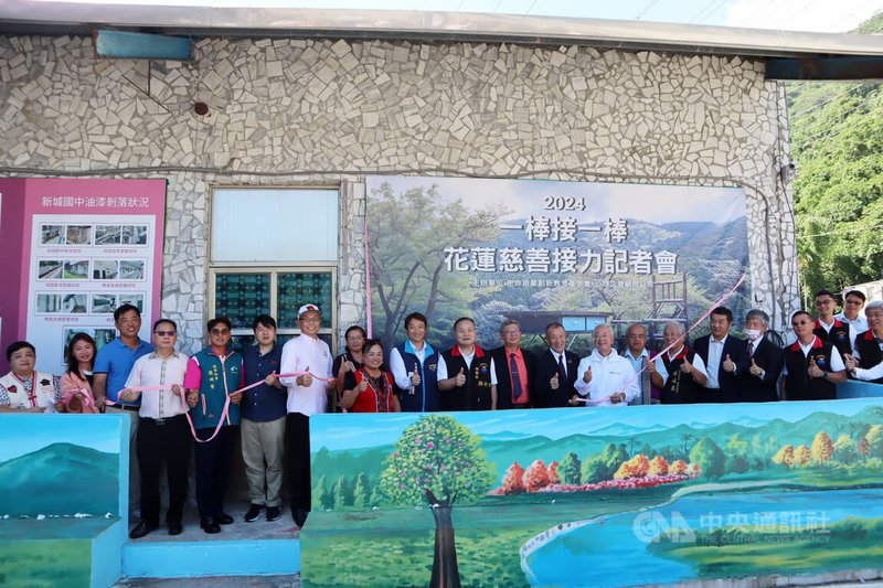 中華基督長老會山宣總會附設的花蓮原住民少年兒童之家在0403地震後,教室、廚房等處損壞,生命啟蒙教育創新基金會協助修繕,再牽線日本九州豐前市愛心團體接力展開油漆彩繪工程,14日舉行記者會。中央社記者李先鳳攝 113年10月14日