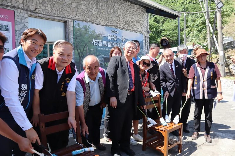 花蓮0403地震後重建之路持續進行，日本九州豐前市長後藤元秀（右3）率塗料公司將為秀林鄉2國中小學粉刷；由於豐前市地標為巨型椅，14日記者會上眾人粉刷椅子，象徵台日友誼。中央社記者李先鳳攝  113年10月14日