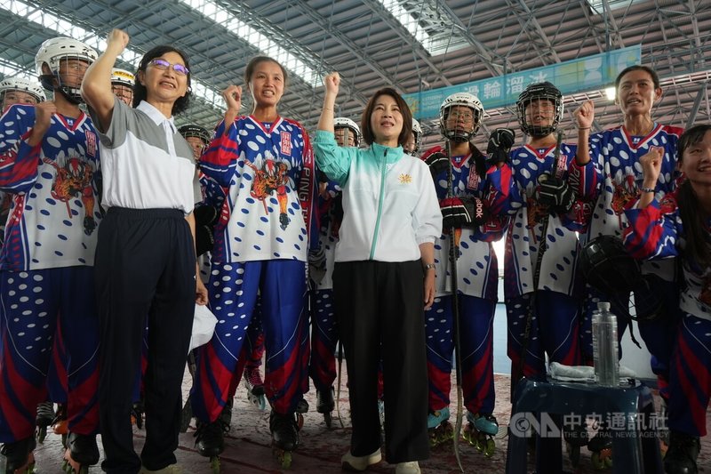 2024全民運動會在屏東，由於賽事眾多，溜冰曲棍球已率先開打，縣長周春米（右5）14日前往位在潮州鎮的滑輪溜冰賽事場地，為屏東代表選手加油。中央社記者黃郁菁攝  113年10月14日