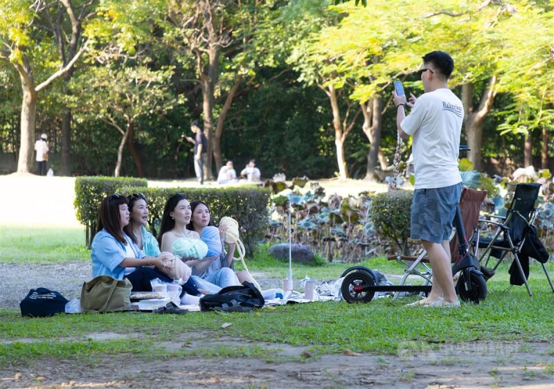 圖為13日天氣穩定，適逢週休假日，不少民眾出外踏青，在台北華山大草原綠地享受午後時光。（中央社檔案照片）