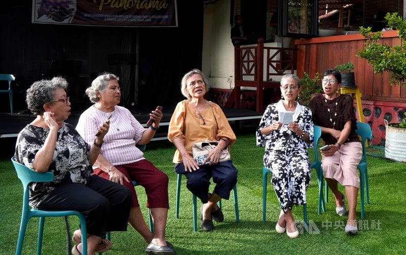 7旬摩鹿加婦女在安汶組成「探照燈」（Zoeklicht）組織，每週在教堂或餐廳齊聚，以荷蘭語讀聖經及練唱荷蘭歌曲，她們互相依偎，一同抒發對摩鹿加（Maluku）與荷蘭的情感連結。圖為「探照燈」成為在餐廳練唱荷蘭歌曲。中央社記者李宗憲安汶攝 113年10月14日