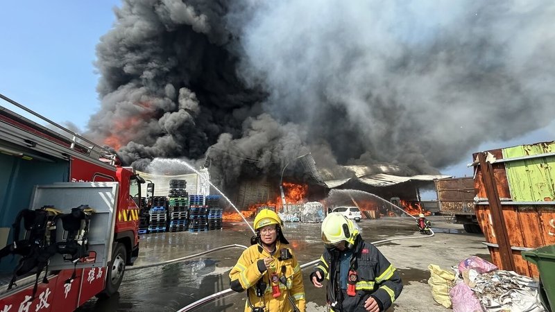 高雄市永安區一處存放塑膠粒倉庫14日上午起火，現場火勢猛烈，濃煙直竄天際，消防局獲報立即派員到場搶救。（高雄市消防局提供）中央社記者張已亷傳真  113年10月14日