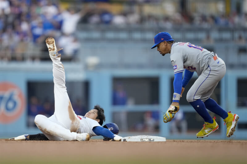 美國職棒MLB國聯冠軍系列賽，道奇日籍球星大谷翔平（左）2局下嘗試盜2壘出局，為3個月來首次盜壘失敗。（美聯社）