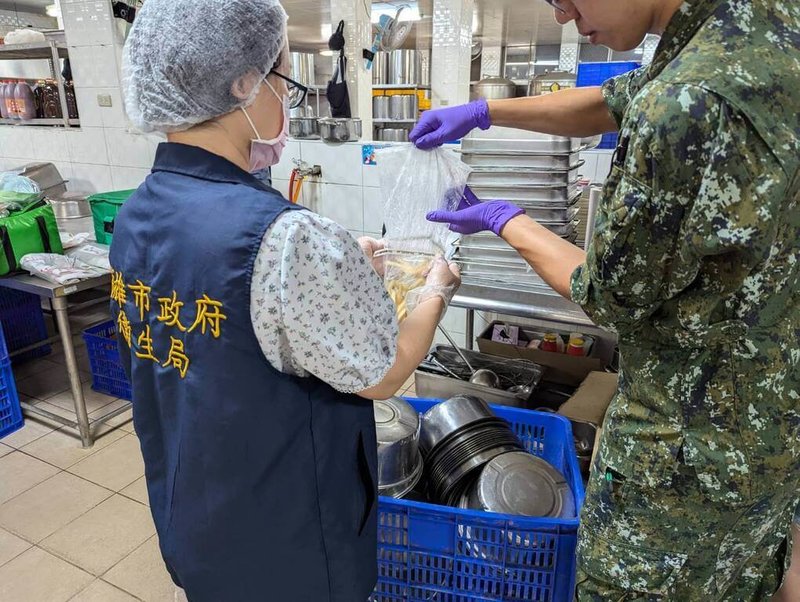 中正國防幹部預備學校發生食物中毒案,學生在13日晚餐後陸續出現發燒、嘔吐、腹瀉等腸胃道症狀,截至目前累計42人;高雄市衛生局採回食餘檢體44件、環境檢體4件,將待檢驗結果依法辦理。(高雄市衛生局提供)中央社記者林巧璉傳真 113年10月15日