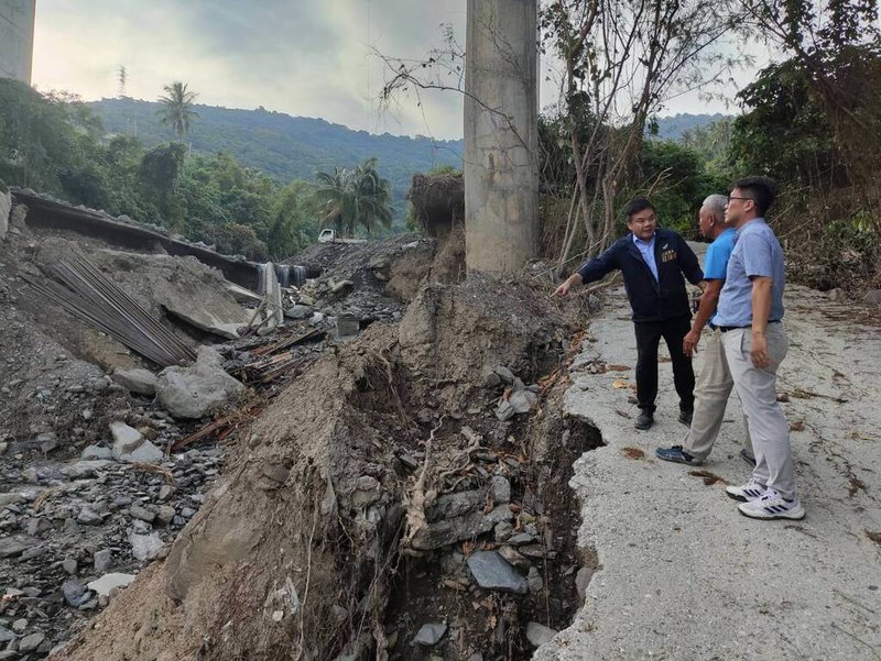 颱風山陀兒造成台東南迴鐵公路華源段橋墩地基掏空，民進黨立委莊瑞雄（左）偕同行政院東部聯合服務中心執行長洪宗楷（右）13日前往勘災，要求鐵公路加快修復。（莊瑞雄服務處提供）中央社記者盧太城台東傳真  113年10月15日