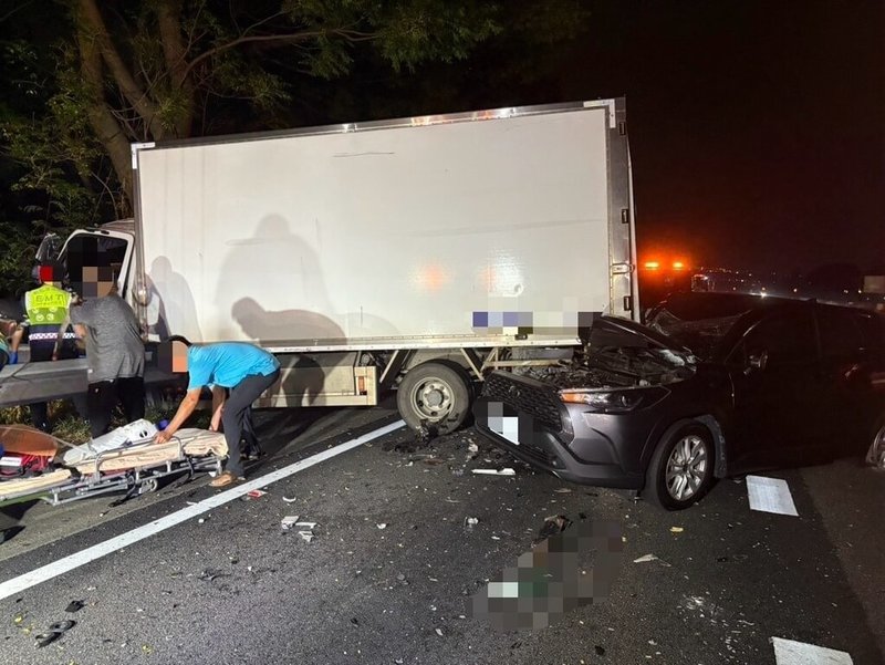 國道3號龍井路段14日晚間發生連環車禍，大貨車追撞前車後失控撞上護欄，車頭卡在護欄上，駕駛一度受困，消防局獲報趕往救援。（民眾提供）中央社記者趙麗妍傳真  113年10月15日