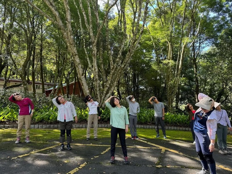 位於南投縣的奧萬大國家森林遊樂區成立30週年，園方11月起週週推出活動，展示奧萬大豐富自然風光、原住民部落文化底蘊及生態資源。圖為遊客體驗森林療癒。（南投林業分署提供）中央社記者蕭博陽南投縣傳真 113年10月15日