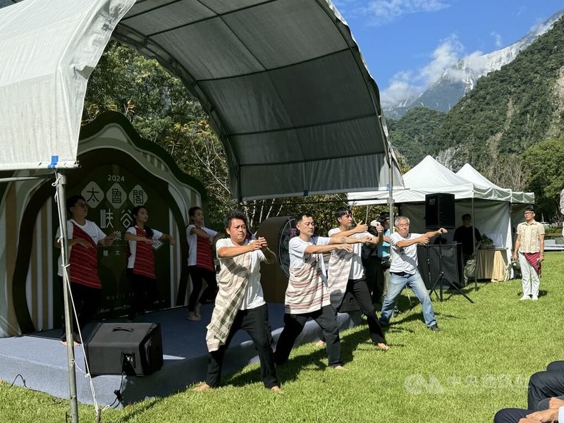 位在太魯閣國家公園的山月村因0403地震受創嚴重停業，過往以員工歌舞為特色，相隔7個月，將於11月9日於太魯閣峽谷音樂節再次演出。圖為分散各地工作的員工15日在太魯閣台地為音樂節宣傳演出。中央社記者張祈攝  113年10月15日