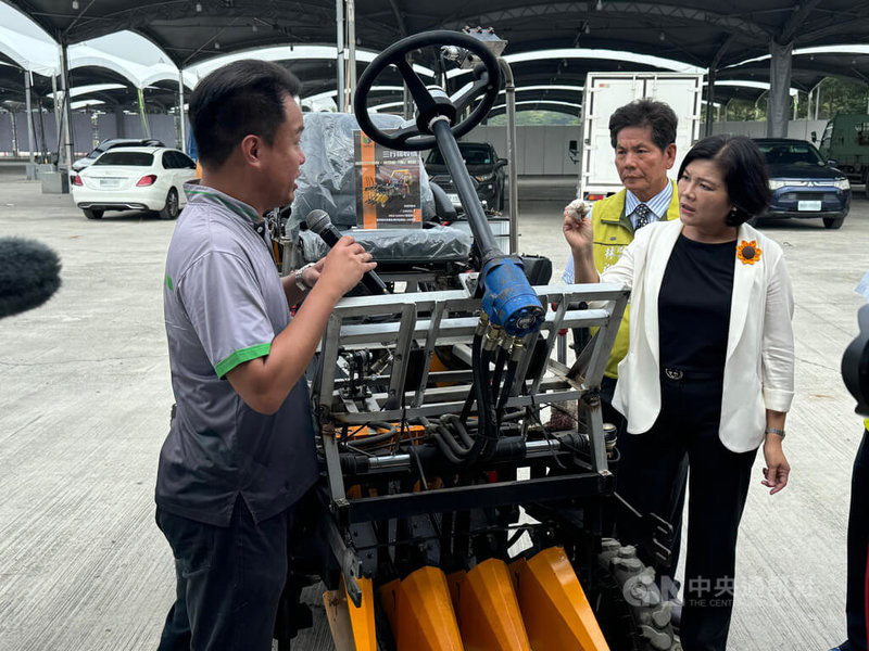 雲林縣政府農業處15日舉辦2024第18屆雲林國際農業機械暨資材展展前記者會，農機業者向縣長張麗善（前右）說明機具特點。 中央社記者姜宜菁攝  113年10月15日