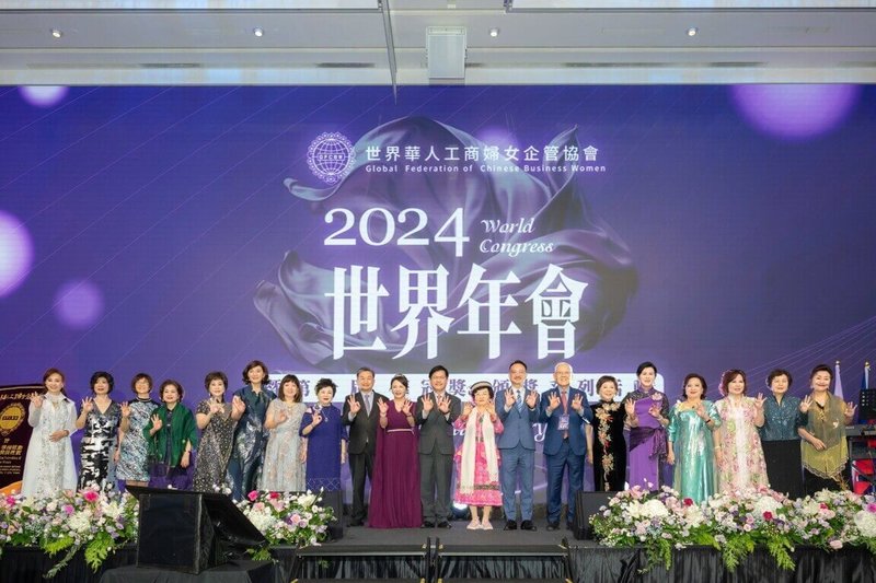 外交部長林佳龍（右10）14日出席「2024世界年會-華冠之夜/外交部晚宴」，與世界華人工商婦女企管協會總會長莊住維（左10）、創會總會長柯杜瑞琴（右9）、歷屆總會長及與會貴賓合影。（外交部提供）中央社記者楊堯茹傳真  113年10月15日