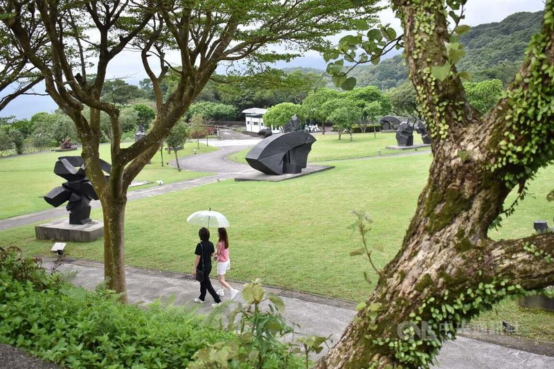 新北市金山區日前遭豪大雨肆虐,多處致災,朱銘美術館也有災損,經閉館10天閉館復原後15日重新開放,遊客漫步欣賞雕塑作品。中央社記者高華謙攝 113年10月15日