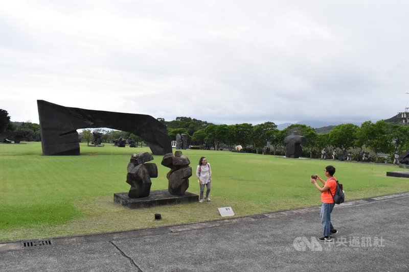 朱銘美術館園區遭颱風山陀兒外圍環流帶來的大豪雨重創,環境及戶外作品受損,經閉館10天進行災後復原,15日重新對外開放,吸引遊客參觀留影。中央社記者高華謙攝 113年10月15日