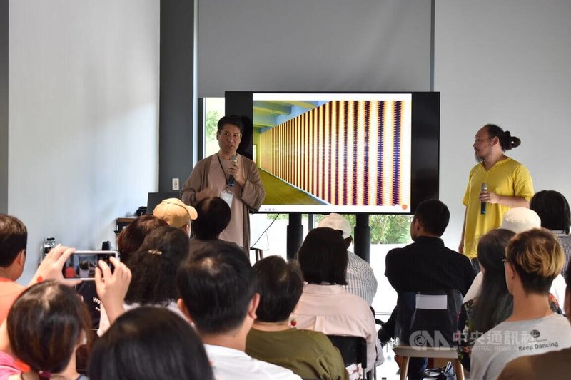 歷經豪雨重創後,位於新北市金山區的朱銘美術館15日重新對外開放,日本知名社區設計師山崎亮(後左)的講座也正常舉行。中央社記者高華謙攝 113年10月15日