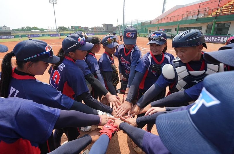 2024年亞洲盃大學女子壘球賽15日在台中開打，地主台灣隊（圖）1日2戰都搶勝，16日將與新加坡隊交手。（中華壘協提供）中央社記者謝靜雯傳真  113年10月15日