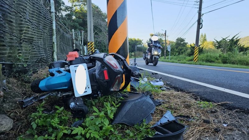 苗栗縣台13線北上三義鄉雙湖村路段日前2名大學生騎機車雙載行經時，不慎自撞電桿，雙雙送醫不治；縣府討論肇事地點研擬改善，短期內將於事發桿柱前放置充水式交通桶增加告警及緩衝，後續會再協調路外用地，優先將電桿移設至路外。（民眾提供）中央社記者管瑞平傳真  113年10月15日