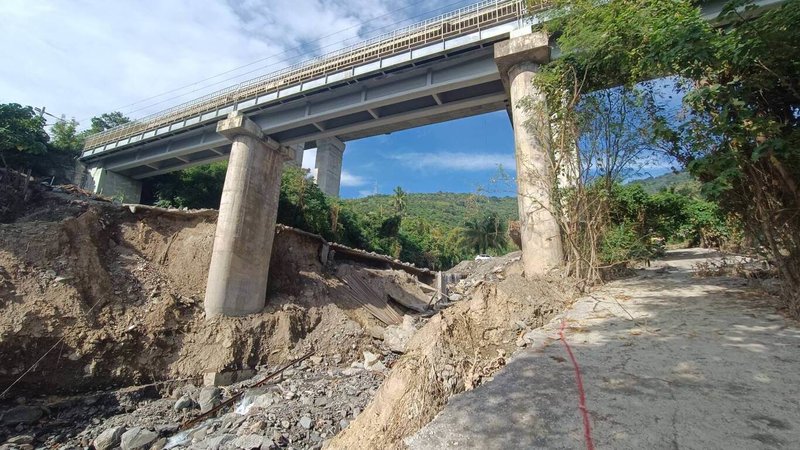 颱風山陀兒造成台東南迴鐵公路華源段橋墩地基掏空,民進黨立委莊瑞雄日前勘災,要求加速修復。台鐵公司回復,將辦理緊急採購,預計2週內完成。圖為鐵路橋墩地基。(民眾提供)中央社記者盧太城台東傳真 113年10月15日