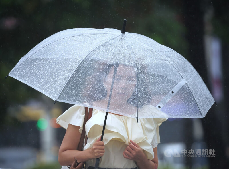 圖為台北市中正區，民眾外出撐傘擋雨。（中央社檔案照片）