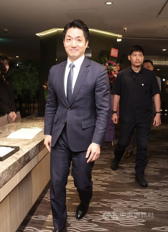 中國國民黨15日晚間在台北晶華酒店舉辦113年國慶酒會,台北市長蔣萬安(前)也出席與會,進場時面帶笑容。中央社記者趙世勳攝 113年10月15日