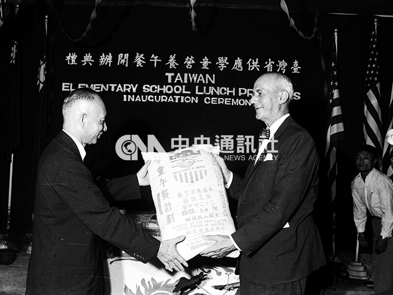 省主席黃杰(左)自美國駐中華民國大使賴特(Jerauld Wright)(右)手中接過美援贈與物資。中央社記者潘月康攝 53年10月16日
