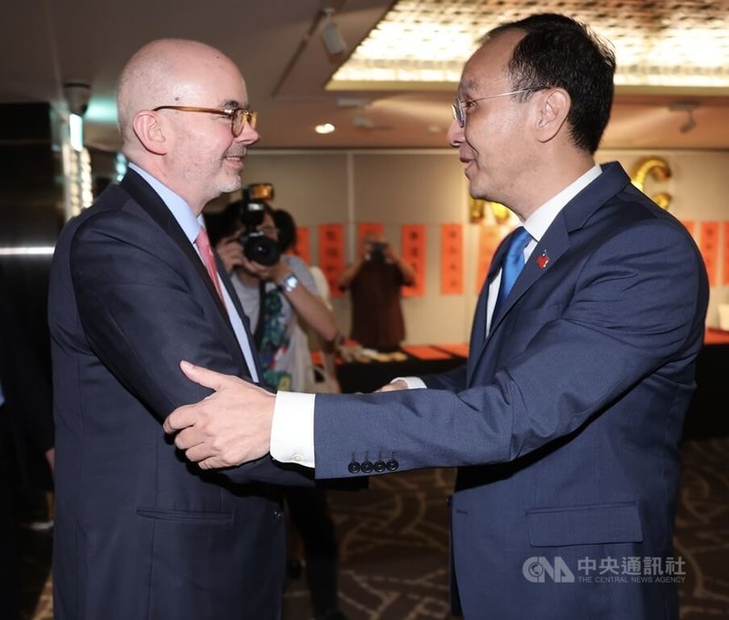 國民黨主席朱立倫(右)15日晚間在台北出席由國民黨主辦的113年國慶酒會,與美國在台協會(AIT)處長谷立言(Raymond Greene)(左)寒暄致意,2人互動熱絡。中央社記者趙世勳攝 113年10月15日