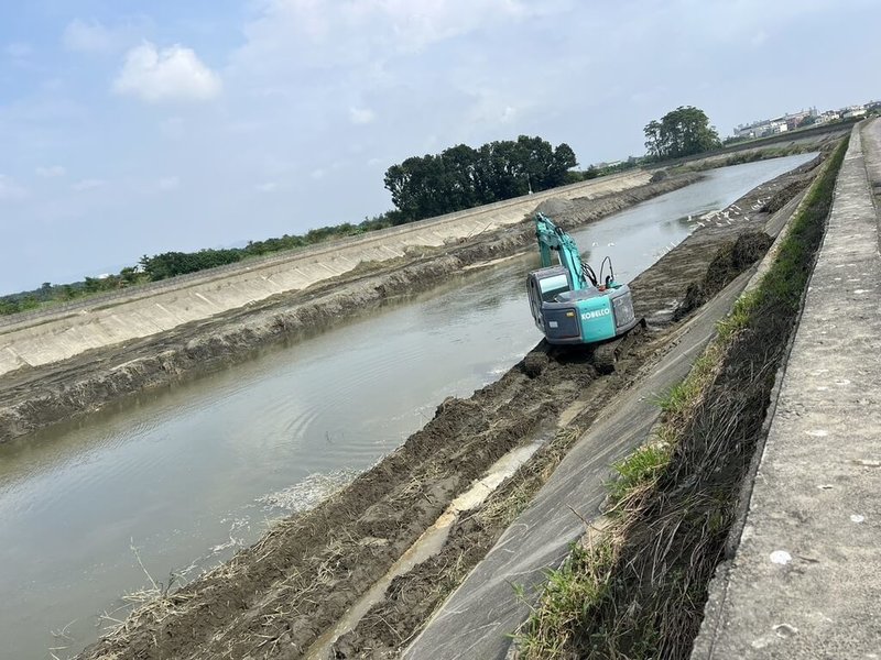 颱風強降雨導致典寶溪渠道累積大量淤土，為確保排水通暢，高雄市水利局啟動第2階段的清疏計畫，預計11月下旬前完成。（高雄市水利局提供）中央社記者蔡孟妤傳真  113年10月16日