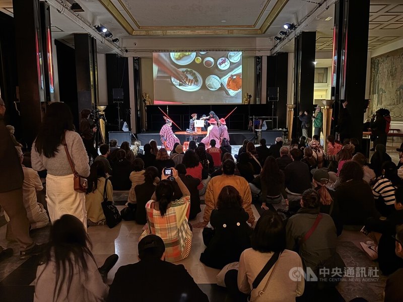 小事製作繼巴黎文化奧運後再登巴黎舞台,演出除舞蹈、音樂的完美搭配外,更以即時攝影、觀眾互動達到非常好的舞台效果,迴響熱烈。中央社記者曾婷瑄巴黎攝 113年10月16日