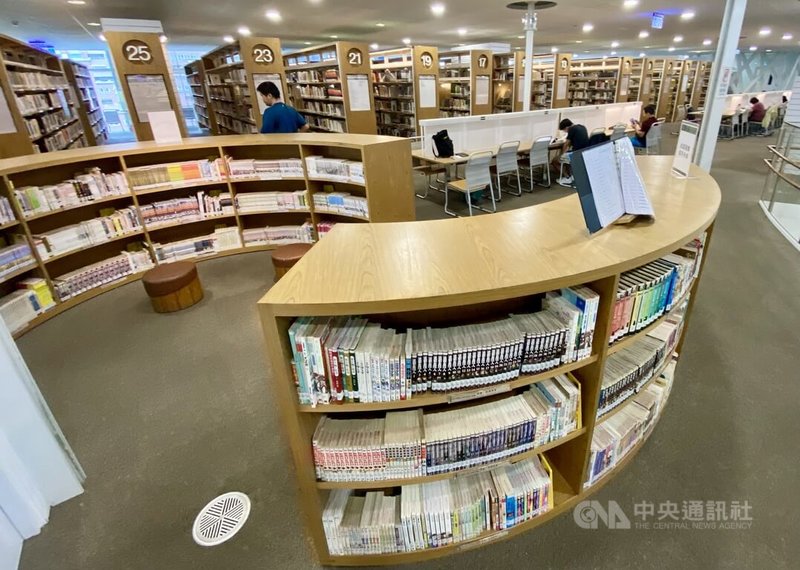 2024年高雄城市書展將在高雄市立圖書館總館登場,適逢總館建館10週年及高雄設市百年,活動將結合體感閱讀,邀讀者進入圖書館,共同參與這場城市閱讀盛宴。圖為16日高雄市立圖書館總館內部一景。中央社記者董俊志攝 113年10月16日