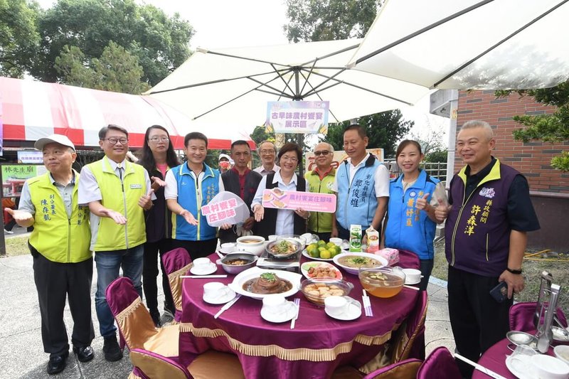 彰化縣二水國際跑水節將從19日起一連3週舉辦系列活動，主軸於11月2日、3日登場；為推廣二水鄉特色，也策劃古早味農村饗宴，即日起至21日開放民眾上網訂購。縣長王惠美（右5）等人16日出席記者會宣傳。（彰化縣政府提供）中央社記者鄭維真傳真  113年10月16日