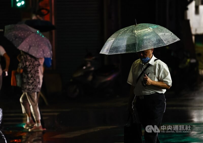 圖為台北市內湖區撐傘民眾。（中央社檔案照片）