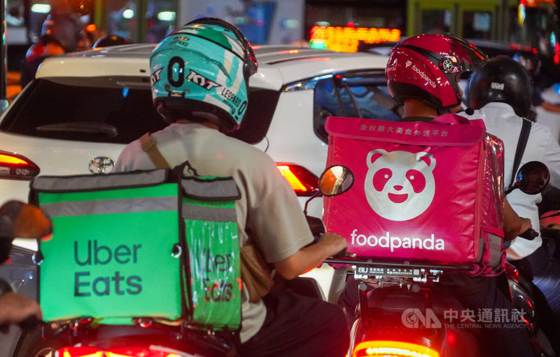 Uber Eats優食台灣先前宣布將併購foodpanda富胖達台灣外送事業,不過勞動部已正式函文給公平會表達反對意見。公平會16日表示,此案尚在補件階段,未來立案審議後,勞動部意見會提供至委員會供參考。圖為2大外送平台外送員傍晚穿梭在台北市萬華區街頭。中央社記者裴禛攝 113年10月16日