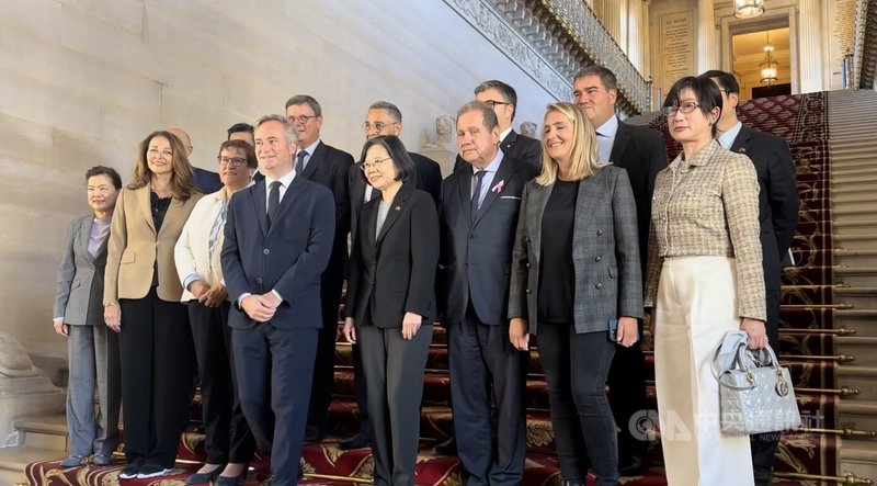 前總統蔡英文(右4)16日中午受邀參訪法國參議院,首先在國會議員陪同下參觀有400多年歷史的參議院,隨後與議員共進午餐。中央社記者曾婷瑄巴黎攝 113年10月16日