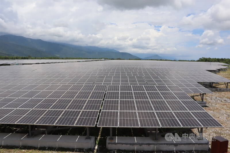 花蓮鳳林鎮兆豐農場旁河川新生地上鋪滿太陽能光電板。（中央社檔案照片）