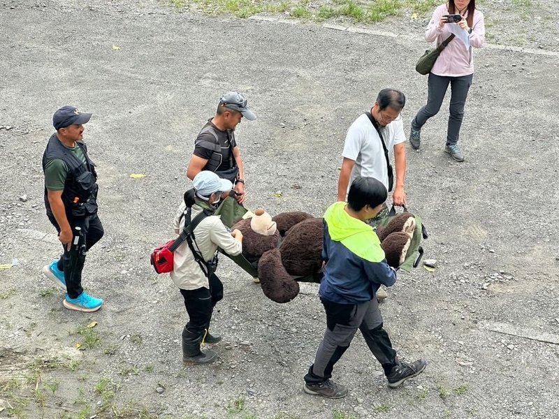 農業部林業及自然保育署屏東分署因應人熊衝突及落實黑熊保育，16日邀部落居民、專家學者及分署人員到高雄市茂林區萬山部落參與應變演練。（林業及自然保育署屏東分署提供）中央社記者張已亷傳真 113年10月17日