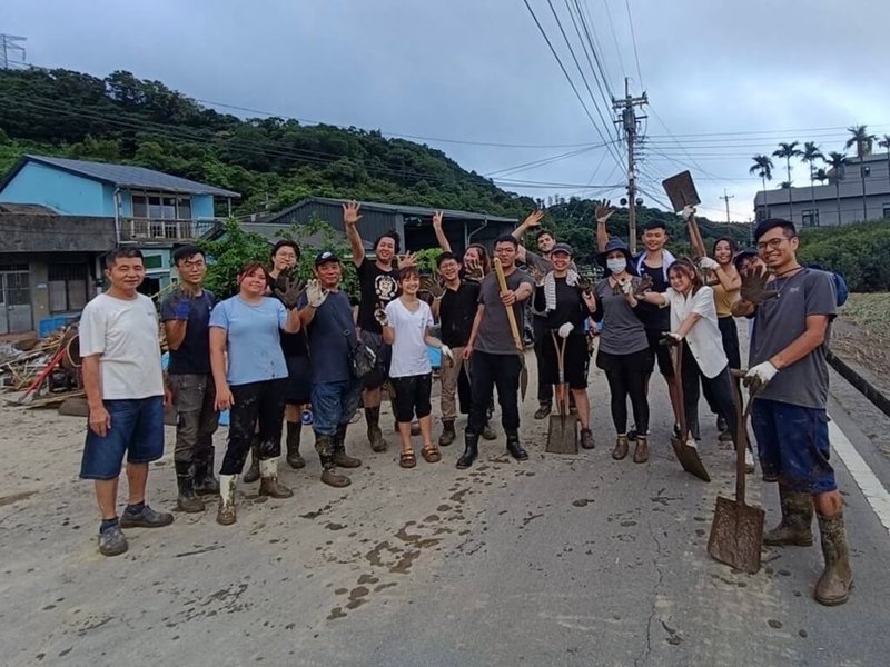 北海岸地區日前受豪雨影響，多處發生嚴重淹水災情等，災後許多熱情志工投入救災作業，幫當地許多長者清理家戶環境。（蔡文培提供）中央社記者王鴻國傳真 113年10月17日