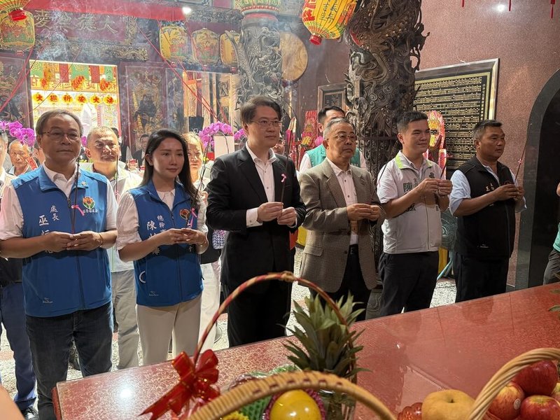 苗栗縣通霄鎮白沙屯五雲宮舉辦122週年宮慶祈安大法會，民進黨秘書長林右昌（前左3）17日前往參香，他表示，總統賴清德特別交代，全力支持苗栗地方發展，「白沙屯的事、苗栗縣的事，就是賴總統的事」。（民眾提供）中央社記者管瑞平傳真  113年10月17日