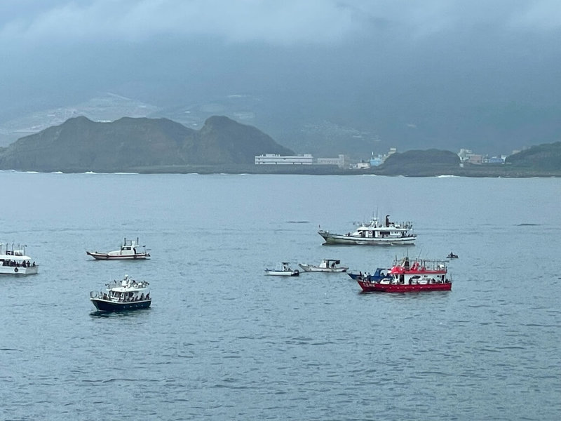 基隆市潮境海灣17日出現大量漁船聚集，原來是剝皮魚大豐收，漁民和釣客從早到晚忙著在海上捕撈剝皮魚。（國立海洋科技博物館提供）中央社記者王朝鈺傳真  113年10月17日