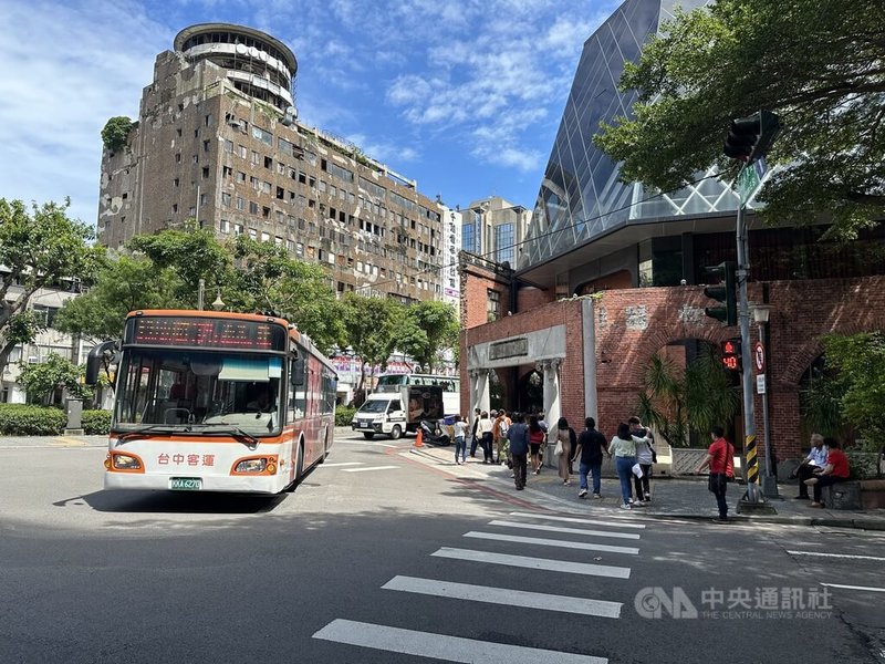 台中市公車事故頻傳，市府啟動交通大執法，近日卻傳出不報導交通事故引發「蓋牌」質疑，民進黨台中市議員江肇國要求市府提出改善良方，讓民眾行的安全。中央社記者趙麗妍攝  113年10月17日