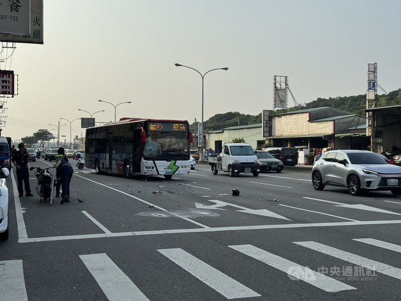 台中市消防局17日下午獲報在烏日區中山路三段發生公車與機車碰撞事故，機車騎士倒地不起，救護人車到場時騎士已失去生命跡象、送醫不治，後續由警方調查處理。（翻攝照片）中央社記者蘇木春傳真  113年10月17日