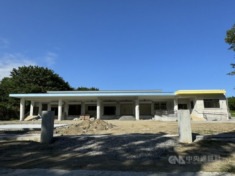 花蓮縣興建環保餐具清洗中心，建物、可行性評估都是年底完成，引起議員不滿認為本末倒置。花蓮縣環保局表示，最初規劃自營，節省花東基金的經費，後來改成營運移轉（OT）方式向財政部爭取經費，需做可行性評估。中央社記者張祈攝  113年10月17日