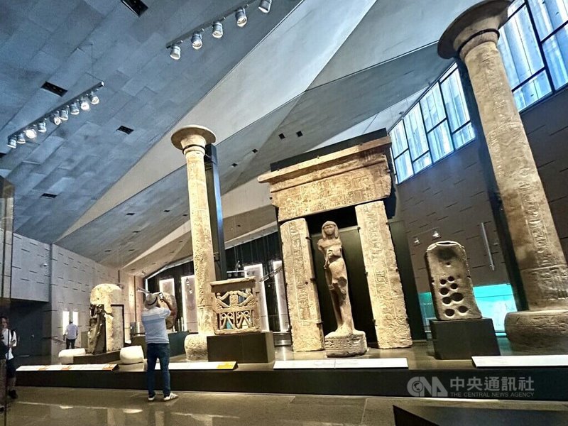 大埃及博物館主展廳內各種大型千年古文物撲面而來的強大氣勢，讓人頓時有種回到古代的震撼穿梭感。中央社記者施婉清開羅攝 113年10月17日