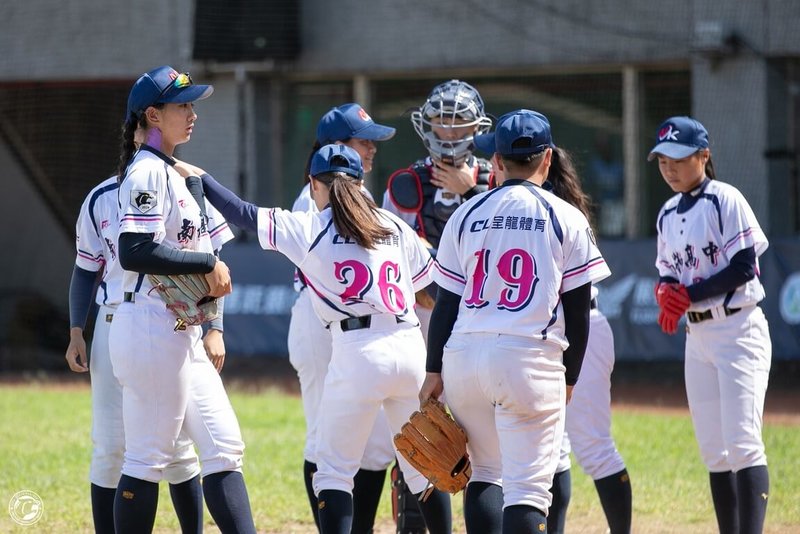 中信盃黑豹旗高中棒球大賽今年首度增設女子組賽事，女子組冠軍南崁高中（圖）17日在混合組64強賽事，強碰青棒強權平鎮高中，打到第4局，最終以0比15落敗。（大會提供）中央社記者楊啟芳傳真  113年10月17日