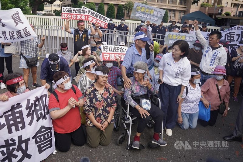 嘉義縣大埔鄉部分土地將設光電場，引起當地區民不滿，國民黨立委王育敏（前右3）17日率近百名大埔鄉居民到行政院大門口抗議，居民下跪陳情。中央社記者徐肇昌攝  113年10月17日