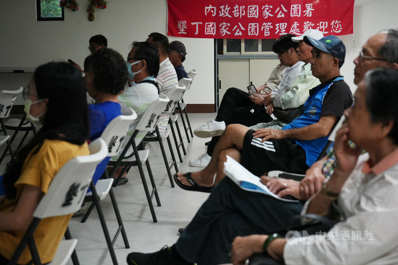 墾丁大街一帶遊憩發展常與國家公園目標衝突，墾管處定期通盤檢討以取得平衡，而內政部2024年9月底核定「第一種一般管制區細部計畫」，盼引導墾丁大街屋主將建物合法化，並重塑墾丁地貌，16日及17日舉辦的說明會皆有不少居民參與。中央社記者黃郁菁攝  113年10月17日