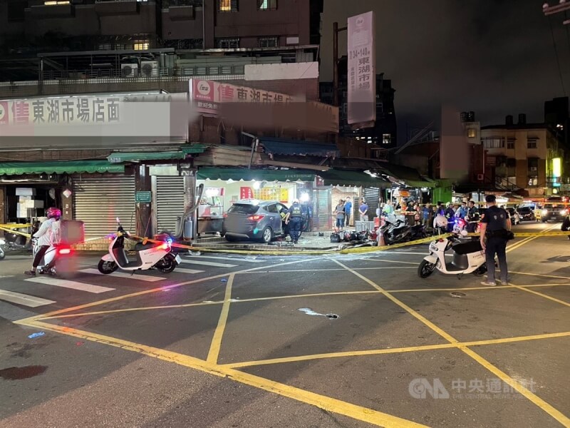 台北市內湖區東湖路與安康路交叉口17日晚間發生嚴重車禍，1輛灰色休旅車衝入騎樓內的小吃店，導致5人分別受到輕重傷，其中3人送醫前呈現OHCA（到院前心肺功能停止）。（翻攝畫面）中央社記者劉建邦傳真 113年10月17日