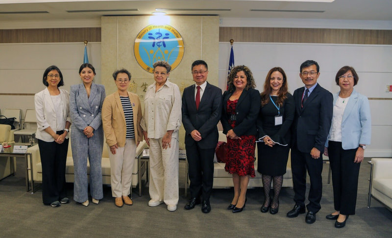 友邦瓜地馬拉共和國第一夫人貝娜多（Lucrecia Peinado）（左4）率團訪台，14日拜會衛生福利部，由次長呂建德（中）代表接待，雙方就青年心理諮商、長照3.0未來發展等政策深入對話交流。（衛福部提供）中央社記者沈佩瑤傳真  113年10月17日