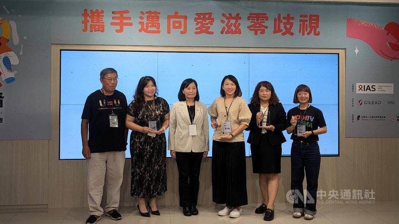 為表揚愛滋零歧視與去污名努力的第一線健康照護者,台灣紅絲帶基金會、台灣關愛基金會、台灣感染誌協會、台灣新滋識同盟共同協辦「我和我的健康照護者」提名活動,並在17日舉行頒獎典禮。中央社記者曾以寧攝 113年10月17日