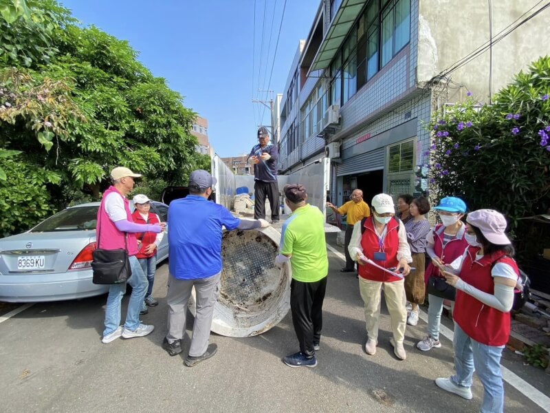 苗栗縣竹南鎮出現今年首例本土登革熱，清潔人員展開消毒作業。（圖取自竹南鎮公所facebook.com）