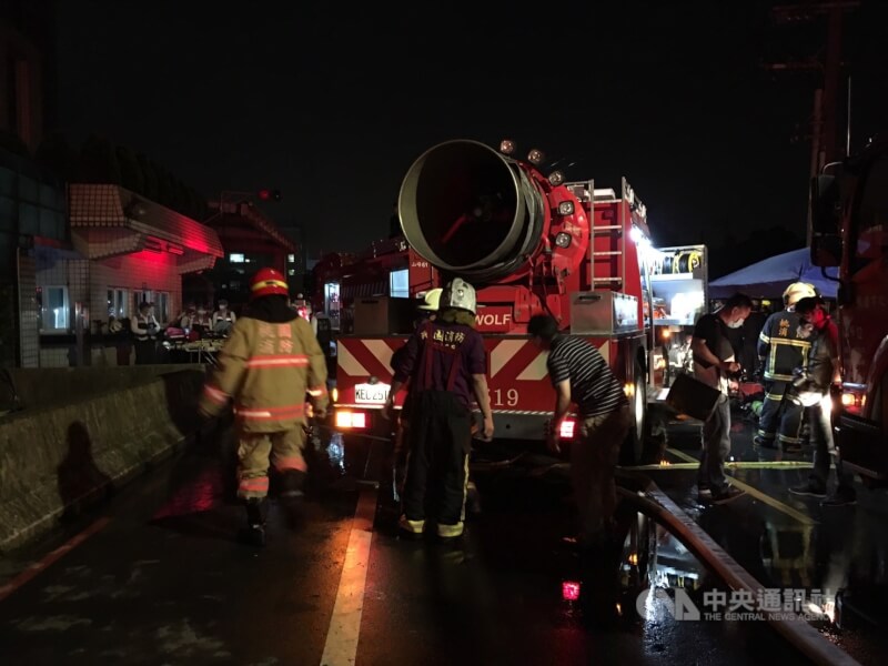 2018年桃園敬鵬工廠大火造成6消防員和2移工身亡。（中央社檔案照片）