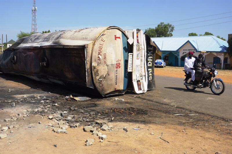 一輛油罐車15日晚間在奈及利亞北部的吉嘉瓦州失控翻覆後漏油爆炸。（法新社）