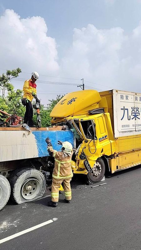 台南市安南區17日上午發生大貨車疑追撞砂石車，大貨車駕駛一度受困，被救出時已無生命跡象，送醫急救。（台南市消防局提供）中央社記者張榮祥台南傳真  113年10月17日